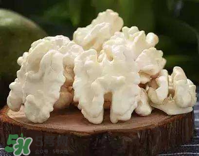 新鮮核桃要剝皮嗎？剝皮時手變黑怎么清洗？