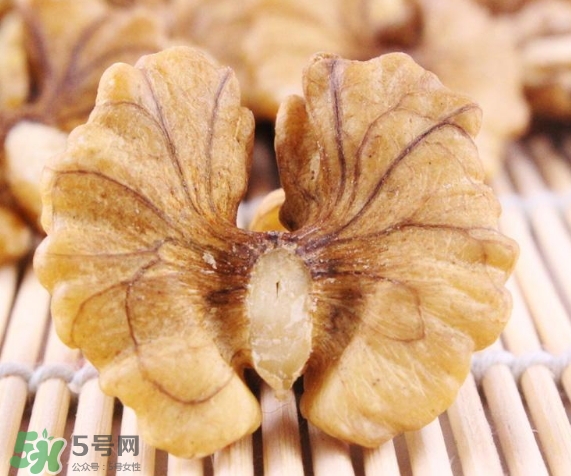 青皮核桃和干核桃哪個(gè)營養(yǎng)高？有什么區(qū)別？