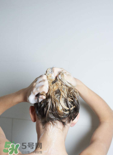 去屑洗發(fā)水真的能去屑嗎？自然晾干頭發(fā)好不好？