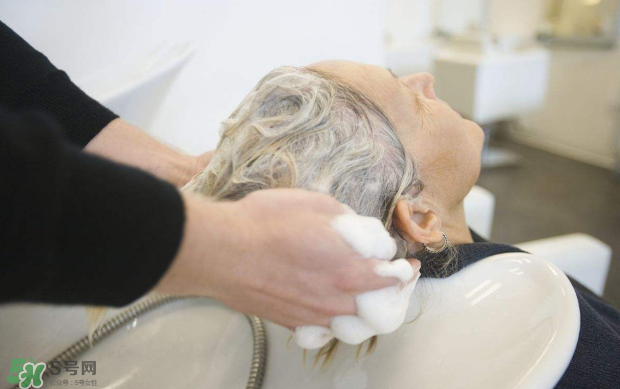 去屑洗發(fā)水真的能去屑嗎？自然晾干頭發(fā)好不好？