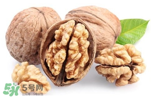 青皮核桃和干核桃哪個(gè)營養(yǎng)高？有什么區(qū)別？