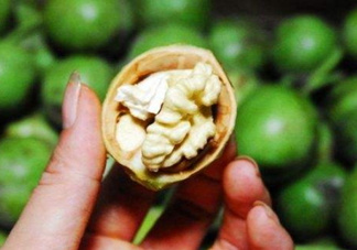 新鮮核桃要剝皮嗎？剝皮時手變黑怎么清洗？