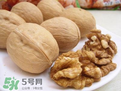 吃核桃對頭發(fā)有什么好處？為什么吃核桃對頭發(fā)生長有好處？