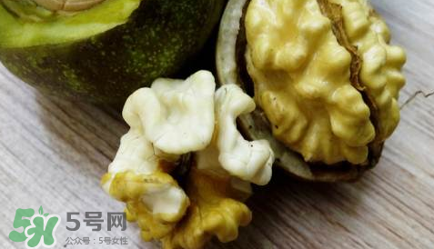 新鮮核桃要剝皮嗎？剝皮時手變黑怎么清洗？