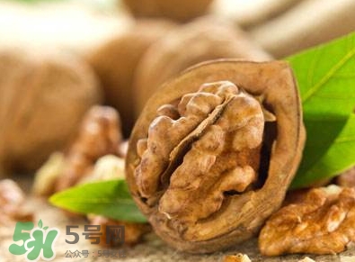 吃核桃對頭發(fā)有什么好處？為什么吃核桃對頭發(fā)生長有好處？