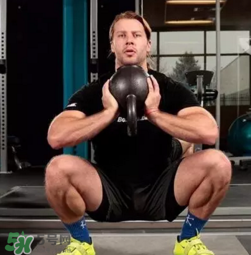 壺鈴深蹲訓(xùn)練什么？壺鈴深蹲壺鈴多重？