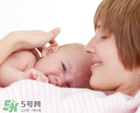 母乳寶寶一天大便幾次正常？母乳寶寶排便情況介紹