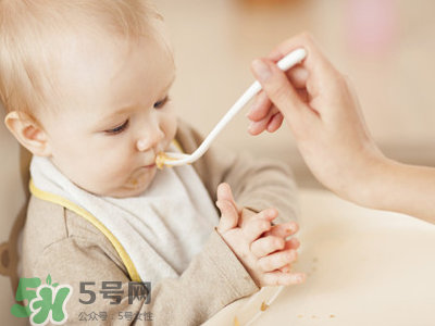 母乳寶寶幾個(gè)月添加輔食？母乳寶寶添加輔食的時(shí)間介紹