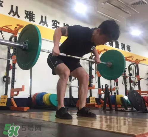 杠鈴劃船練哪里？杠鈴劃船重量怎么選？