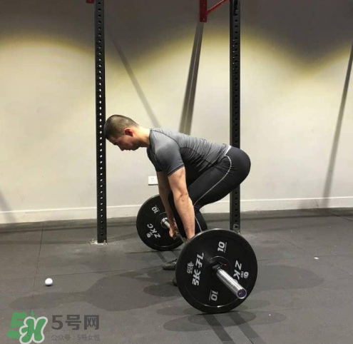 杠鈴劃船腰疼是什么原因？杠鈴劃船動作要領(lǐng)