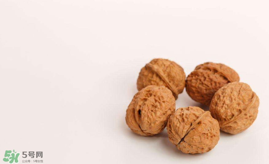 核桃對人體的四大功效是什么？核桃皮泡水有什么功效？