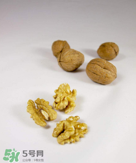 核桃對人體的四大功效是什么？核桃皮泡水有什么功效？