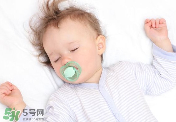 寶寶幾個月開始補鈣最合適？嬰幼兒幾個月的時候吃魚肝油