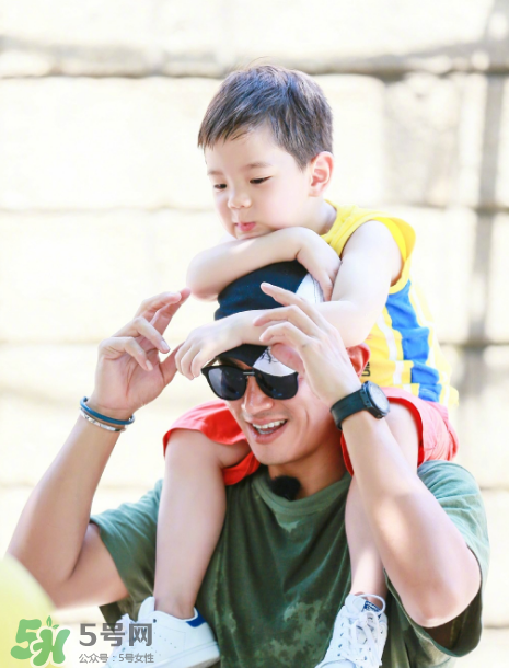 雙眼皮能搓出來(lái)嗎？霍思燕怎么幫嗯哼搓雙眼皮的？