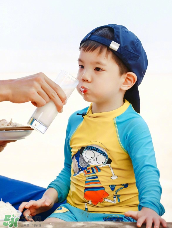 雙眼皮能搓出來(lái)嗎？霍思燕怎么幫嗯哼搓雙眼皮的？