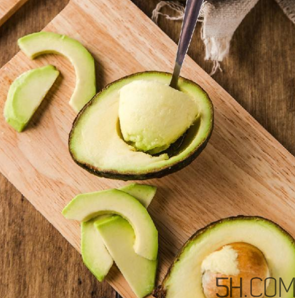 牛油果榨汁要加水嗎？糖尿病人吃牛油果的好處