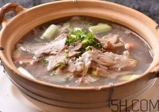 牛骨頭湯要放哪些食材？牛骨頭湯要煮多長時間