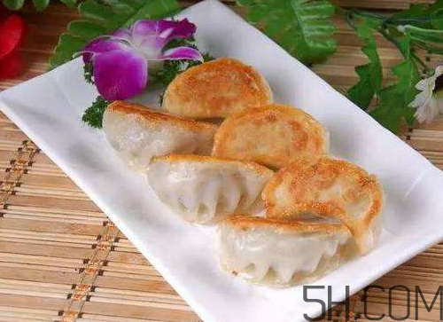 煎餃可以先蒸后煎嗎？煎餃?zhǔn)巧暹€是熟煎？