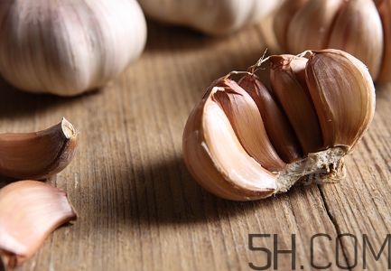 大蒜泡酒可以放冰糖嗎？什么藥酒中可以加冰糖？