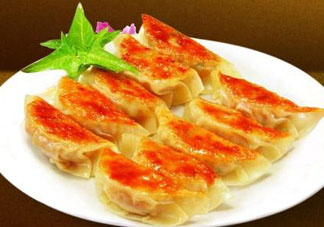 煎餃可以先蒸后煎嗎？煎餃?zhǔn)巧暹€是熟煎？