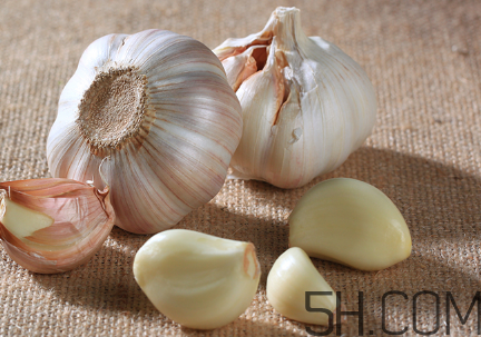 大蒜泡酒治什么病？大蒜泡酒有什么好處？