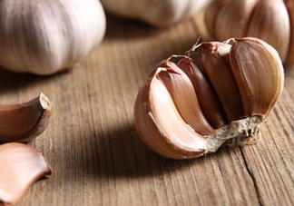 大蒜泡酒可以放冰糖嗎？什么藥酒中可以加冰糖？