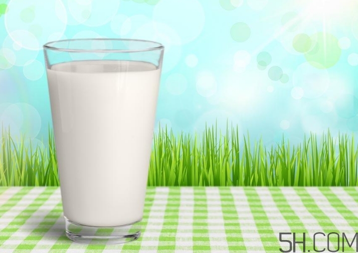 早上空腹喝牛奶好嗎？早上喝牛奶有什么好處？