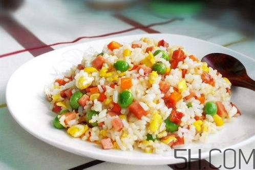 蛋炒飯為什么要用隔夜飯？蛋炒飯可以用熱飯嗎？