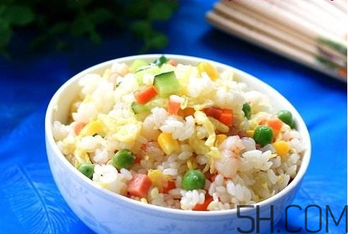 蛋炒飯?jiān)趺醇訜?？蛋炒飯微波爐加熱多久？