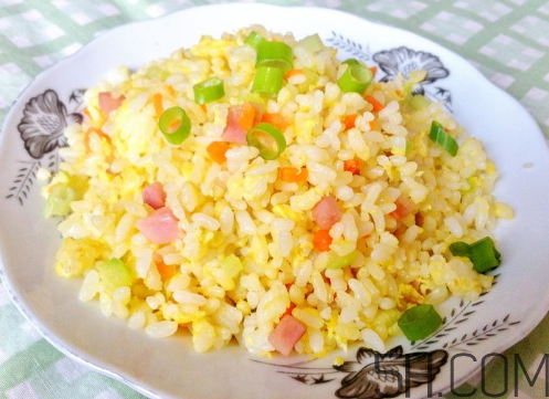 蛋炒飯?jiān)趺醇訜?？蛋炒飯微波爐加熱多久？