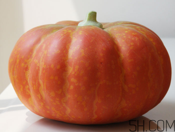 大閘蟹和南瓜一起什么人不適合吃？大閘蟹和南瓜一起吃要怎么辦？