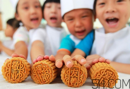 中秋吃月餅從什么時(shí)候流傳下來的？小龍蝦月餅?zāi)睦锟梢再I到