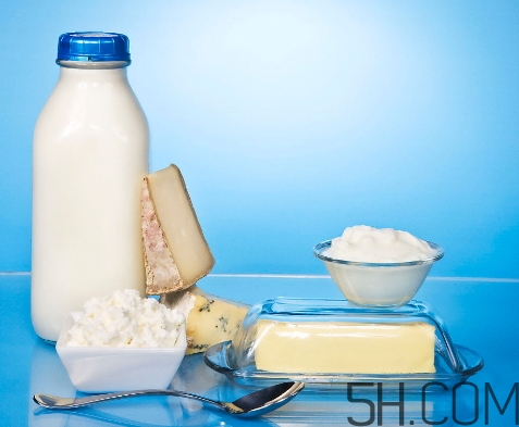 早上喝牛奶會長高嗎？早上喝牛奶會變白嗎？