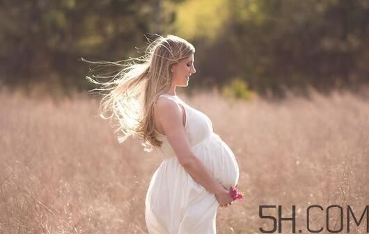 生孩子可以治療痛經(jīng)嗎？生孩子可以治療婦科?。?></p><p>不過，由子宮內膜異位癥引起的繼發(fā)性痛經(jīng)，有40%左右的病人會引起不孕?！芭R床上，我們會見到一些病人，在結婚后半年內還沒有懷孕，平時又有痛經(jīng)的癥狀，有可能是子宮內膜異位癥引起的不孕，要做詳細的檢查。看病灶在哪里，包塊有多大。有些子宮內膜異位到卵巢里，有些會到盆腔里。盆腔這么大，一顆米粒般大小的病灶有時候不能輕易被確診。”</p><p>章勤說，對于這樣的病人，如果包塊在2~3cm大小，而病人本身對于痛經(jīng)的耐受度還能忍的話，可以不開刀，采取藥物治療。但如果想要盡快懷孕，得先把這個原發(fā)病治好，至少要控制住。</p><p>而且患有子宮內膜異位癥的病人，順利懷孕生子之后，痛經(jīng)的癥狀也不一定就能得到緩解，這個病比較容易復發(fā)。</p><p>“所以如果是嚴重痛經(jīng)、頑固性痛經(jīng)，一定要上醫(yī)院詳細檢查，如果做一次B超沒有發(fā)現(xiàn)病變，建議定期進行復查。病情在發(fā)展，早發(fā)現(xiàn)早治療?！闭虑谡f。</p>		</div>
<div align=