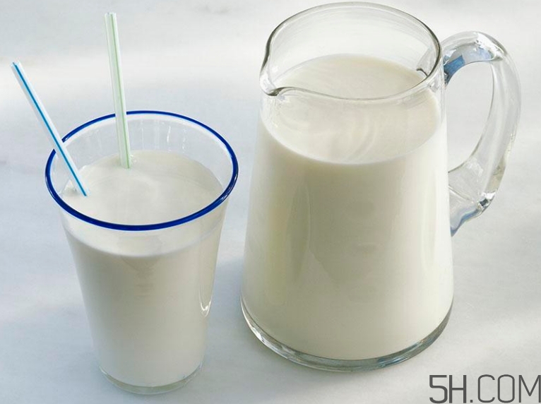 早上喝牛奶好還是晚上喝牛奶好？