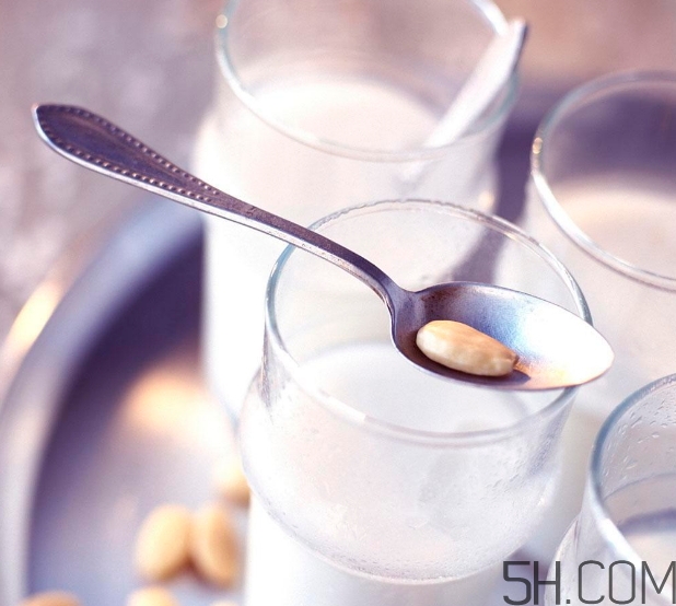 純牛奶好還是早餐奶好？純牛奶和早餐奶有什么區(qū)別