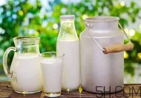 早上喝牛奶豐胸嗎？早上喝牛奶會(huì)胖嗎？