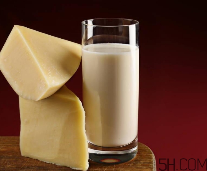 早上空腹喝牛奶好嗎？早上喝牛奶有什么好處？