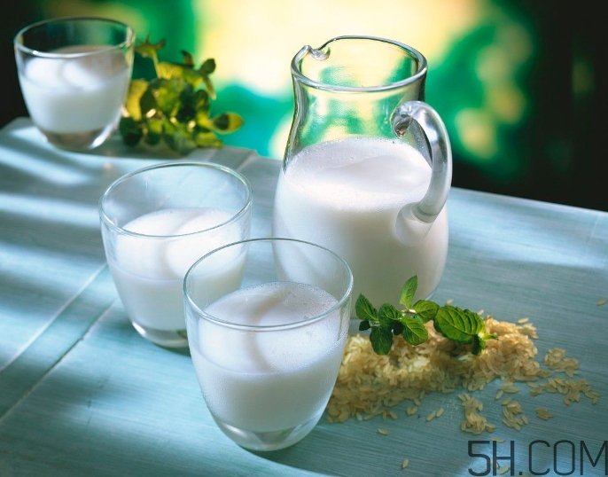 早上喝牛奶豐胸嗎？早上喝牛奶會(huì)胖嗎？