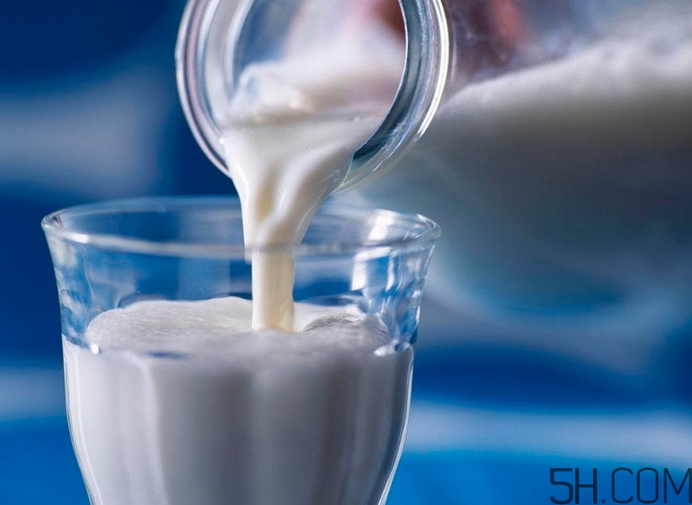 早上喝牛奶好還是晚上喝牛奶好？