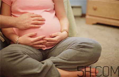 孕晚期真假宮縮怎么分辨？假性宮縮頻繁是快生了嗎？