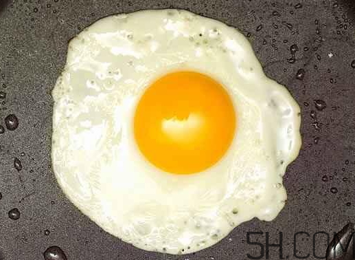 荷包蛋是煮的還是煎的？煎雞蛋還是煮雞蛋好？