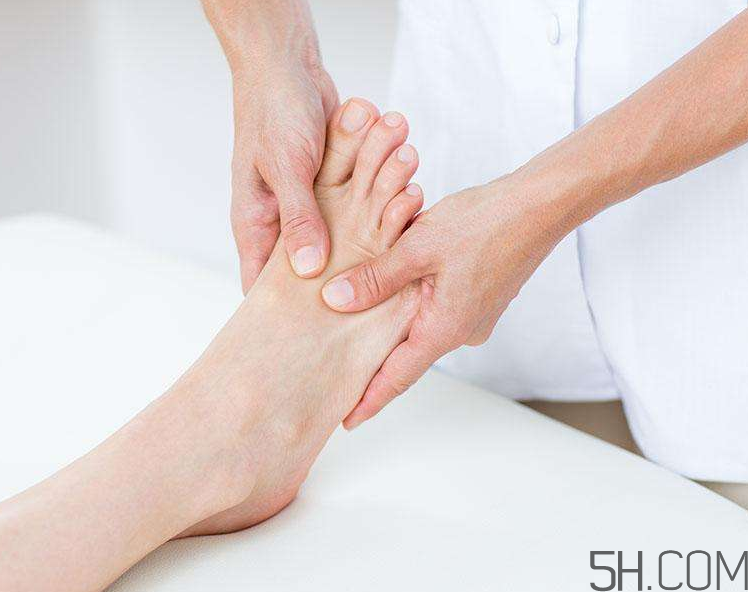 腳氣會引起灰指甲嗎？腳氣加灰指甲怎么治？