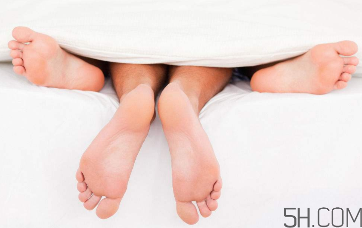 腳氣會引起灰指甲嗎？腳氣加灰指甲怎么治？