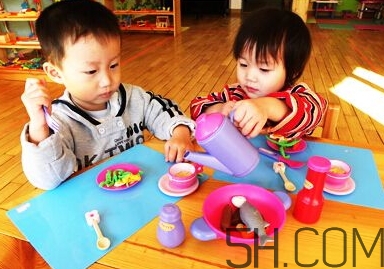 寶寶上幼兒園需要準(zhǔn)備什么？寶寶上幼兒園哭鬧怎么應(yīng)對(duì)？