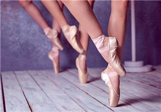 腳氣會(huì)引起灰指甲嗎？腳氣加灰指甲怎么治？