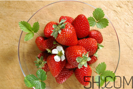 草莓怎么保存不會發(fā)霉？摘草莓小技巧