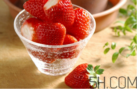 草莓怎么保存不會發(fā)霉？摘草莓小技巧