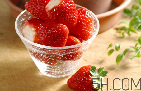 草莓怎么洗不會爛掉？草莓農(nóng)藥殘留為什么多？