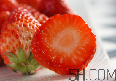 幾月份是摘草莓的季節(jié)？草莓榨汁搭配什么好喝？